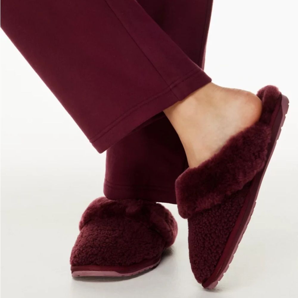 NWT Aritzia Tna Teddy Australian sheepskin slippers Burgundy - Picture 2 of 7